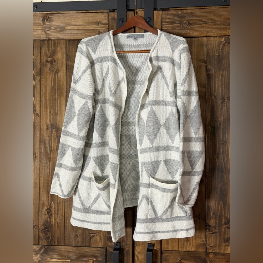 Absolutely Famous Gray and White Geometric Cardigan